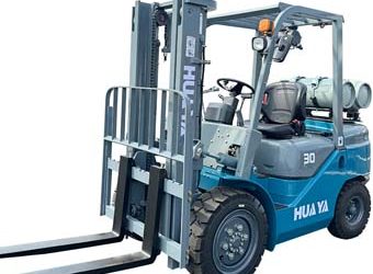Un chariot élévateur à fourche alimenté par une bouteille de propane dans un environnement industriel.