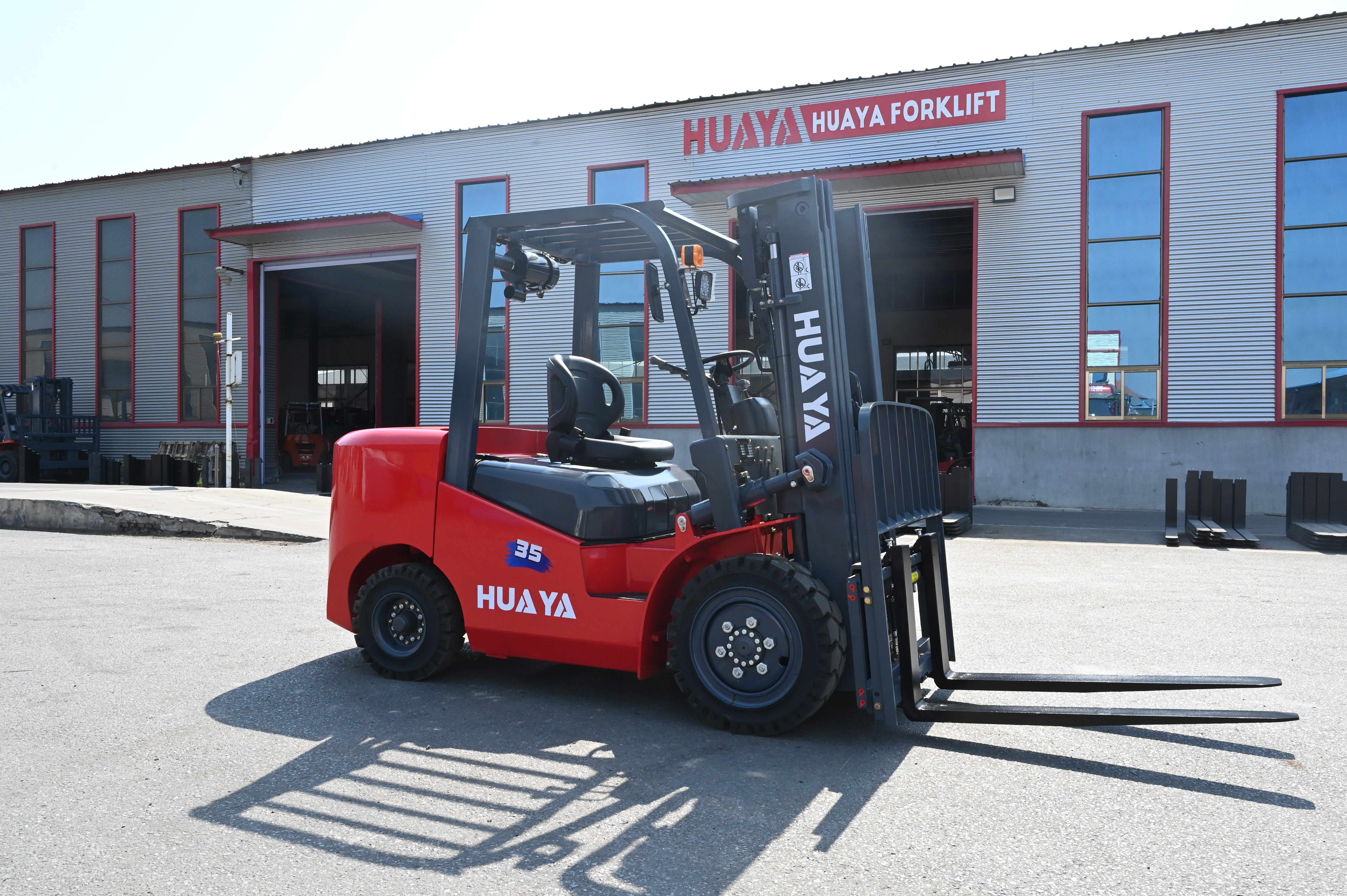 HUAYA Forklift Site Material Handling